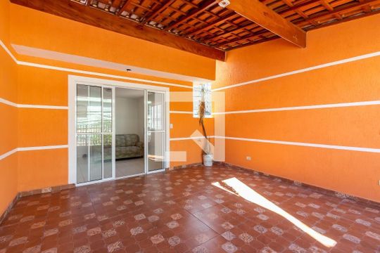 Área externa de casa para alugar com 3 quartos, 125m² em Santo Antônio, Osasco
