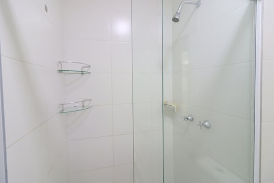 Banheiro de apartamento à venda com 1 quarto, 40m² em Umuarama, Osasco