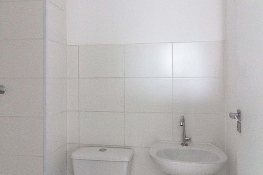 Banheiro social de apartamento à venda com 2 quartos, 42m² em Vila Rosalia, Guarulhos