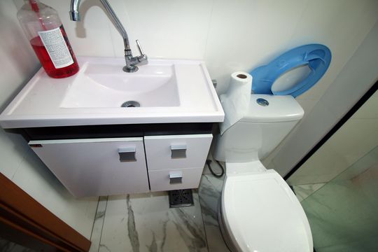 Banheiro de apartamento à venda com 2 quartos, 55m² em Olaria, Rio de Janeiro