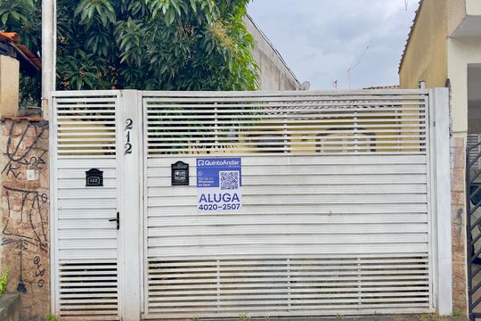 Placa instalada na fachada do imóvel de casa para alugar com 2 quartos, 65m² em Jardim Paulista, Guarulhos