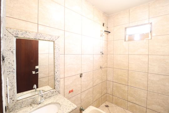 Banheiro Social de casa para alugar com 2 quartos, 70m² em São Jorge, Uberlândia