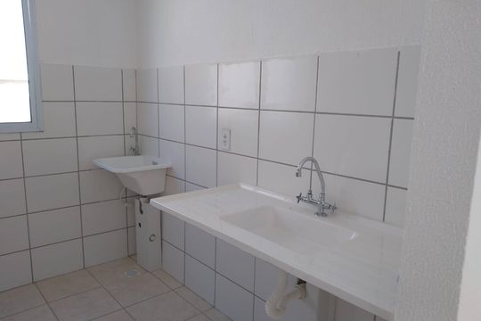 Banheiro de apartamento para alugar com 2 quartos, 48m² em Nacional, Contagem