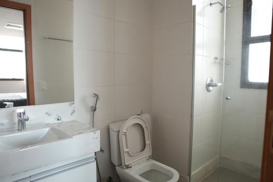 banheiro suite de apartamento para alugar com 1 quarto, 63m² em Coracao de Jesus, Belo Horizonte