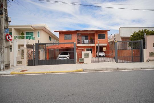 Fachada de casa para alugar com 2 quartos, 110m² em Canto, Florianópolis