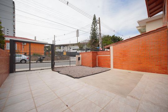 Área externa de casa para alugar com 2 quartos, 110m² em Canto, Florianópolis