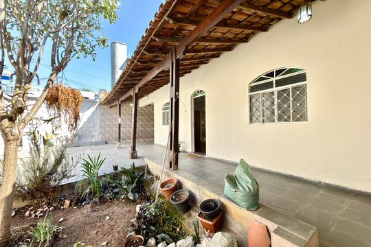 Varanda de casa à venda com 4 quartos, 300m² em Betania, Contagem