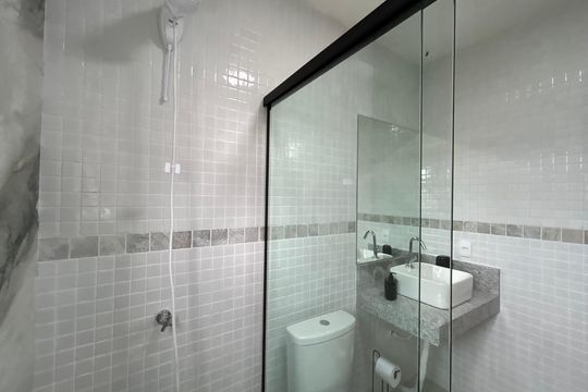Banheiro de apartamento para alugar com 1 quarto, 42m² em Carvoeira, Florianópolis