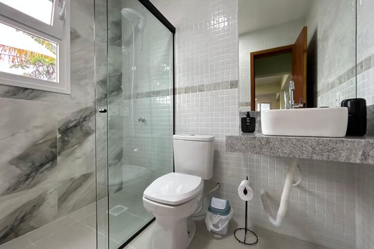 Banheiro de apartamento para alugar com 1 quarto, 42m² em Carvoeira, Florianópolis