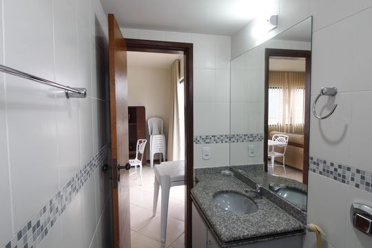 Banheiro Social 1 de apartamento para alugar com 5 quartos, 220m² em Algodoal, Cabo Frio