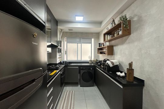 Cozinha de apartamento à venda com 1 quarto, 42m² em Jardim Tupanci, Barueri