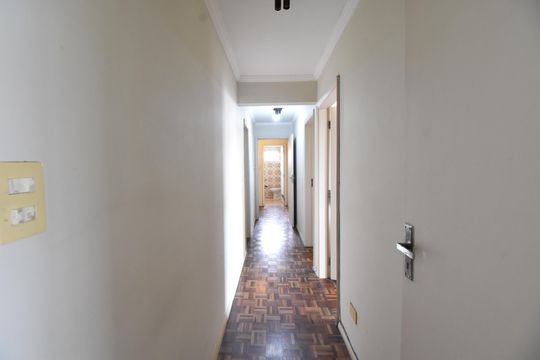 Corredor de apartamento à venda com 3 quartos, 131m² em Centro Cívico, Curitiba