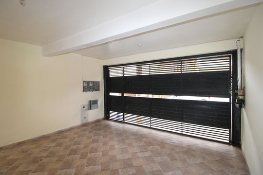Garagem de casa para alugar com 2 quartos, 100m² em Jardim Marilu, São Paulo