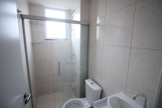 Banheiro de apartamento para alugar com 2 quartos, 45m² em Bairro da Glória, Contagem