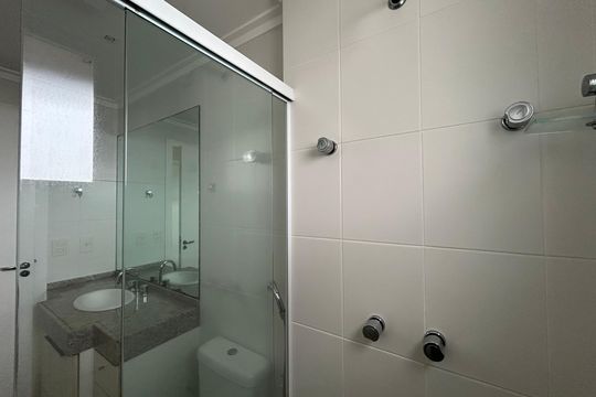 Banheiro suíte 2 de apartamento para alugar com 2 quartos, 95m² em Centro, Florianópolis