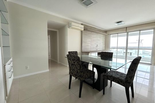 Sala de apartamento para alugar com 2 quartos, 95m² em Centro, Florianópolis