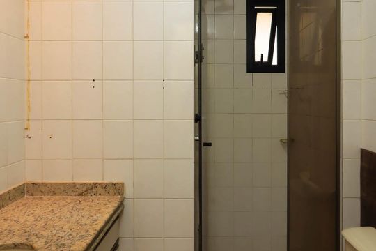 Banheiro de apartamento à venda com 2 quartos, 84m² em Vila Suzana, São Paulo