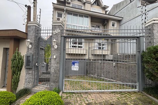 Fachada de casa à venda com 4 quartos, 226m² em Chácara das Pedras, Porto Alegre