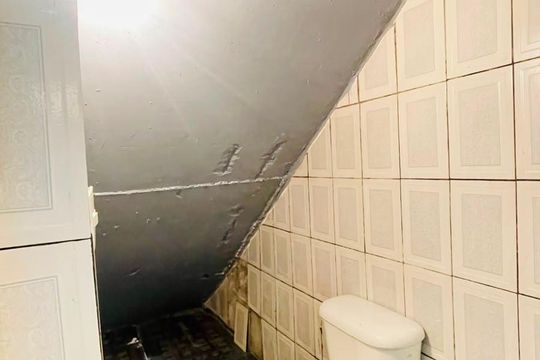 Banheiro da suíte de casa para alugar com 2 quartos, 100m² em Jardim das Palmeiras, Embu das Artes