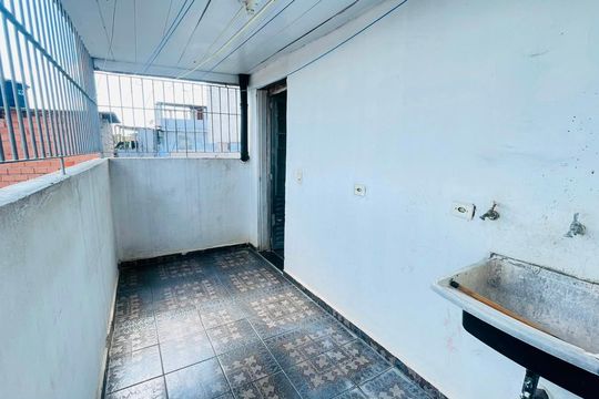 Área de Serviço de casa para alugar com 2 quartos, 100m² em Jardim das Palmeiras, Embu das Artes