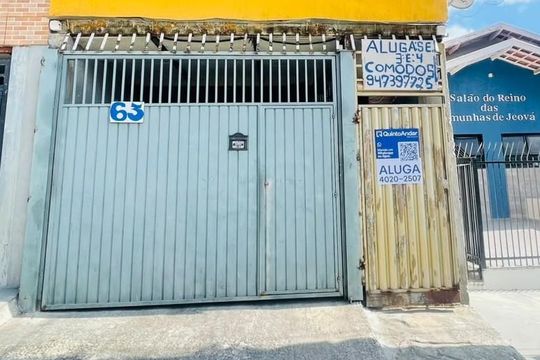 Fachada com placa instalada de casa para alugar com 2 quartos, 100m² em Jardim das Palmeiras, Embu das Artes