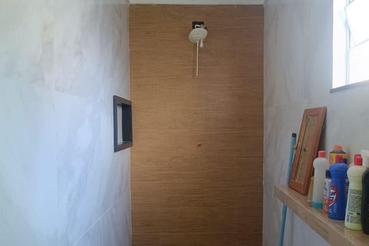 Banheiro de casa para alugar com 2 quartos, 42m² em Barreto, Niterói