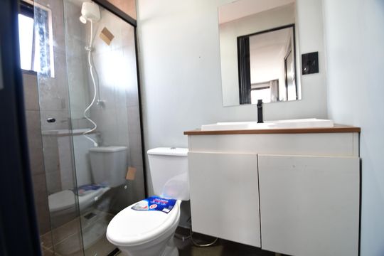 Banheiro de kitnet/studio para alugar com 1 quarto, 15m² em Taquaral, Campinas