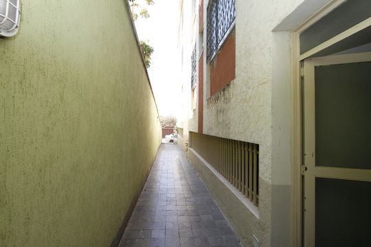 Corredor de apartamento para alugar com 2 quartos, 80m² em Carlos Prates, Belo Horizonte
