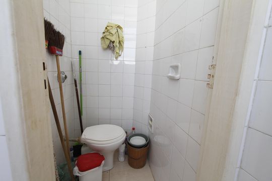 Banheiro de serviço de apartamento para alugar com 2 quartos, 80m² em Carlos Prates, Belo Horizonte
