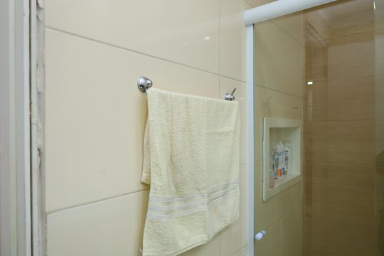 Banheiro de apartamento à venda com 2 quartos, 43m² em Vila Carmosina, São Paulo