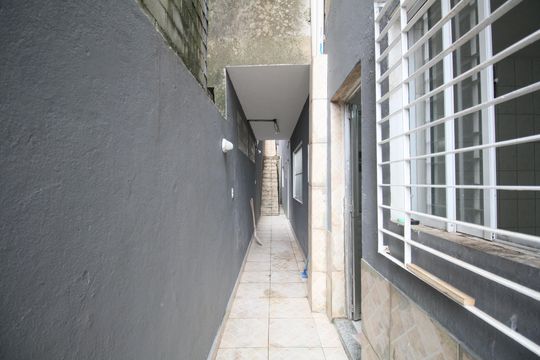 Corredor Externo de casa para alugar com 2 quartos, 120m² em Parque das Cigarreiras, Taboão da Serra