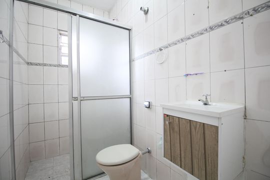 Banheiro 1 de casa para alugar com 2 quartos, 120m² em Parque das Cigarreiras, Taboão da Serra