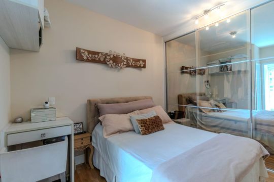 Quarto de apartamento à venda com 2 quartos, 90m² em Santo Amaro, São Paulo