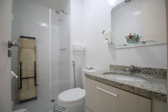 Banheiro de apartamento à venda com 2 quartos, 73m² em Jardim Henriqueta, Taboão da Serra