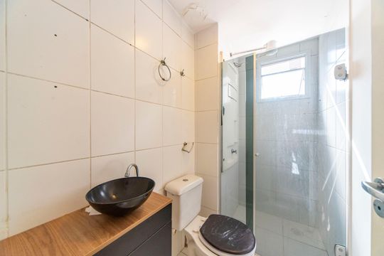 Banheiro de apartamento para alugar com 2 quartos, 50m² em Parque Erasmo Assunção, Santo André