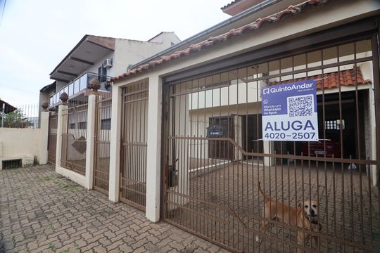 Fachada e placa de apartamento para alugar com 3 quartos, 65m² em Rio Branco, Canoas