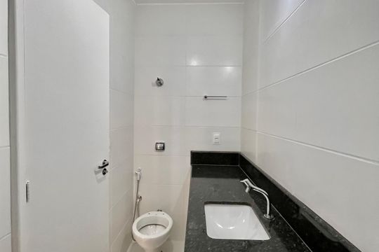 Banheiro social de apartamento à venda com 3 quartos, 80m² em Ipanema, Rio de Janeiro