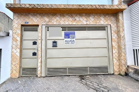 Placa instalada na fachada do imóvel de casa para alugar com 2 quartos, 100m² em Parque Continental, Guarulhos