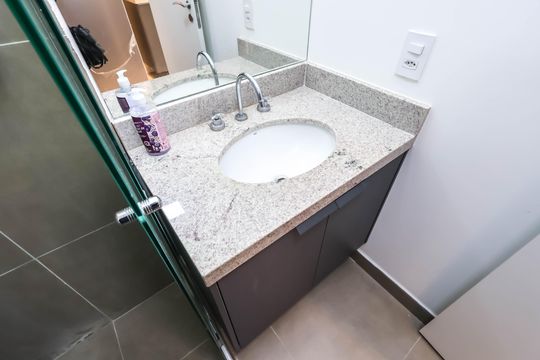 Banheiro de kitnet/studio para alugar com 1 quarto, 24m² em Liberdade, São Paulo