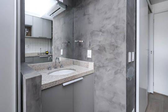 Banheiro de kitnet/studio para alugar com 1 quarto, 19m² em Liberdade, São Paulo