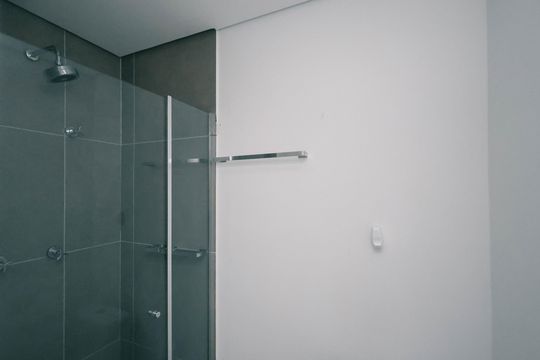 Banheiro de kitnet/studio para alugar com 1 quarto, 19m² em Liberdade, São Paulo