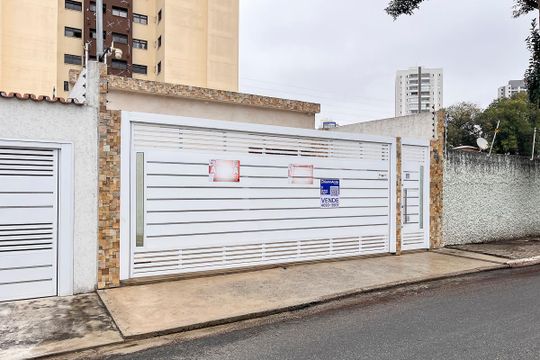 Fachada + plaquinha  de casa para alugar com 3 quartos, 200m² em Rudge Ramos, São Bernardo do Campo