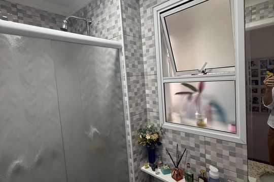 Banheiro de apartamento à venda com 2 quartos, 57m² em Umuarama, Osasco