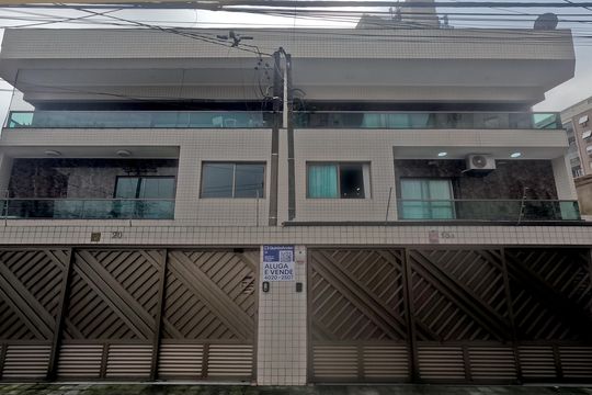 Fachada | Adesivo/Placa Quintoandar instalado  de casa para alugar com 3 quartos, 174m² em Embaré, Santos