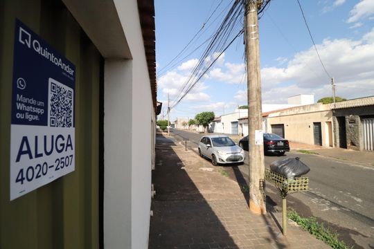 Plaquinha de casa para alugar com 5 quartos, 170m² em Presidente Roosevelt, Uberlândia