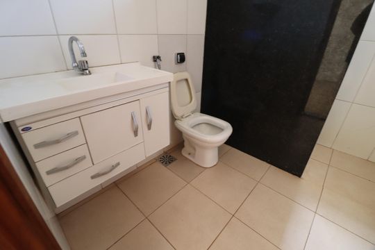 Banheiro Social 2 de casa para alugar com 5 quartos, 170m² em Presidente Roosevelt, Uberlândia