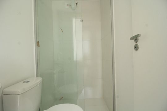 Banheiro de kitnet/studio para alugar com 1 quarto, 17m² em Vila Arcadia, São Paulo