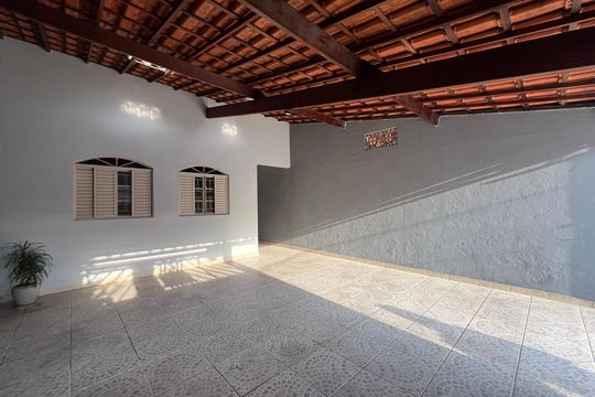 Garagem de casa à venda com 2 quartos, 186m² em Arvoredo, Contagem