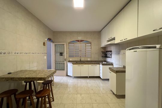Casa à venda com 2 quartos, 186m² em Arvoredo, Contagem
