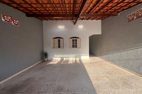 Garagem de casa à venda com 2 quartos, 186m² em Arvoredo, Contagem
